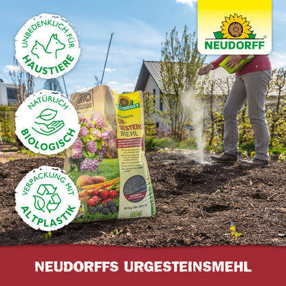 Neudorffs Urgesteinsmehl wird auf Beet ausgestreut