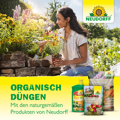 Bild einer Frau im Garten und Produktempfehlungen zum organischen Düngen mit den naturgemäßen Produkten von Neudorff